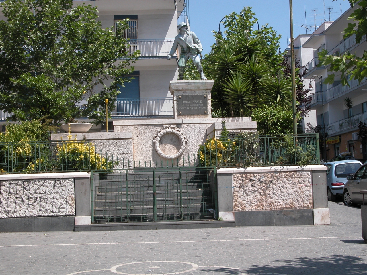 figura di soldato in combattimento (monumento ai caduti - ad ara) di Tomai Ennio (prima metà sec. XX)