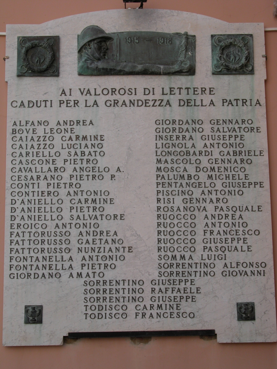 figura di soldato con allegoria della Vittoria (lapide commemorativa ai caduti) di Tamagnini Torquato (maniera) (sec. XX)