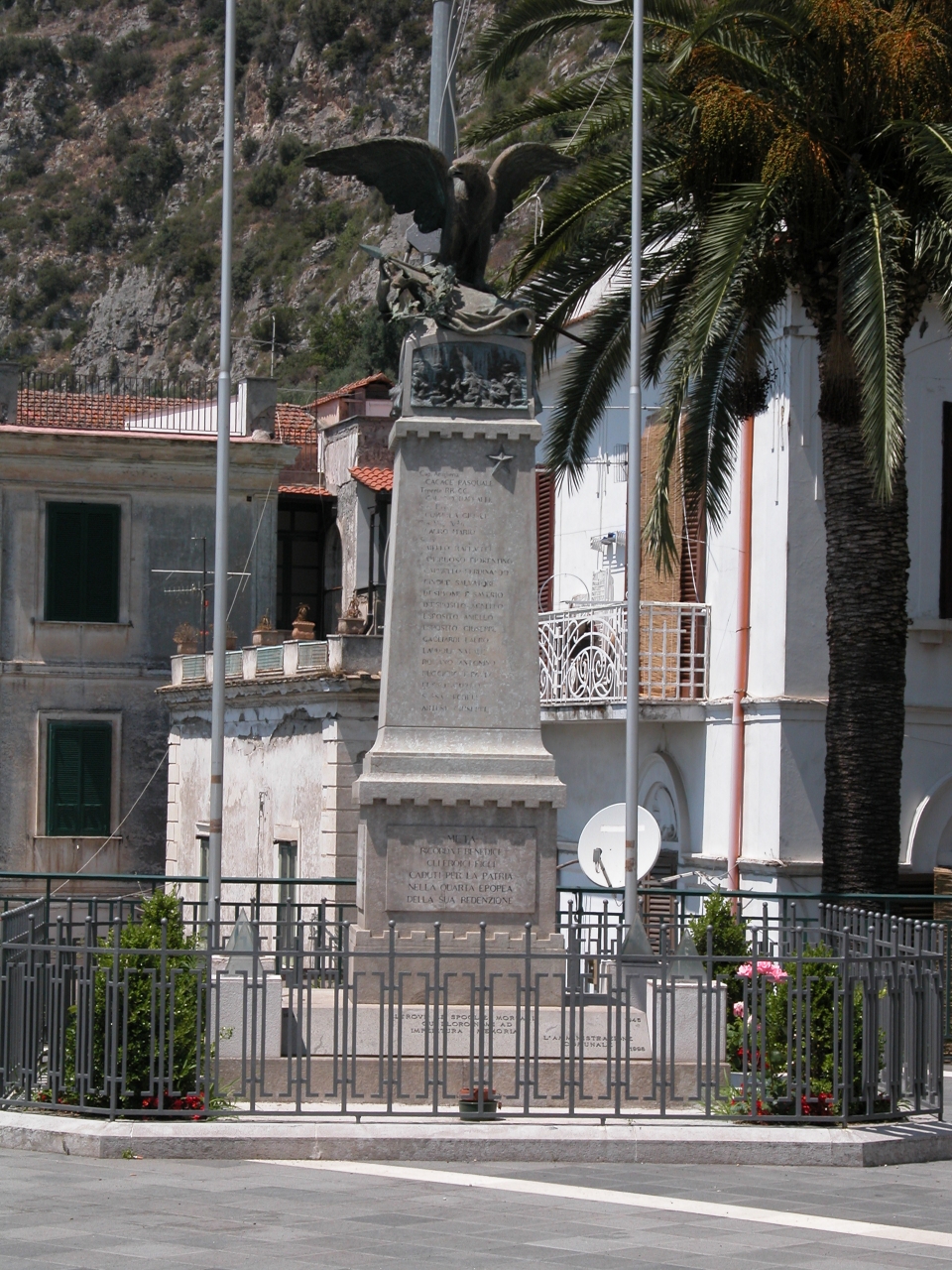 allegoria della Vittoria come aquila, figure di soldati in combattimento (monumento ai caduti - a cippo) di Renda Giuseppe, Caruso A (sec. XX)