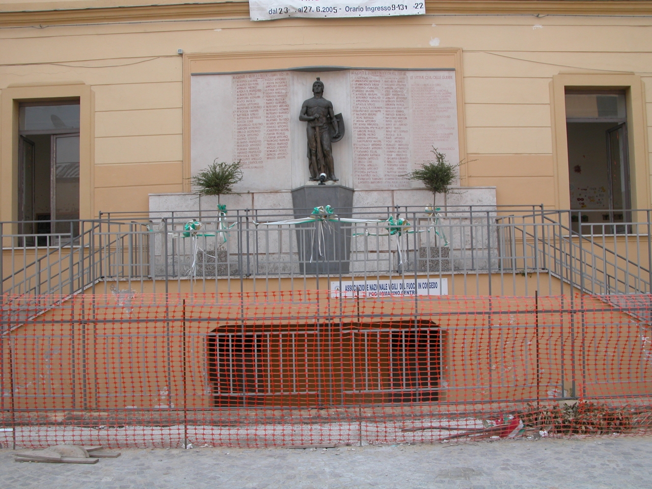 allegoria del soldato come eroe antico (monumento ai caduti - a lapide) - bottega campana (terzo quarto sec. XX)