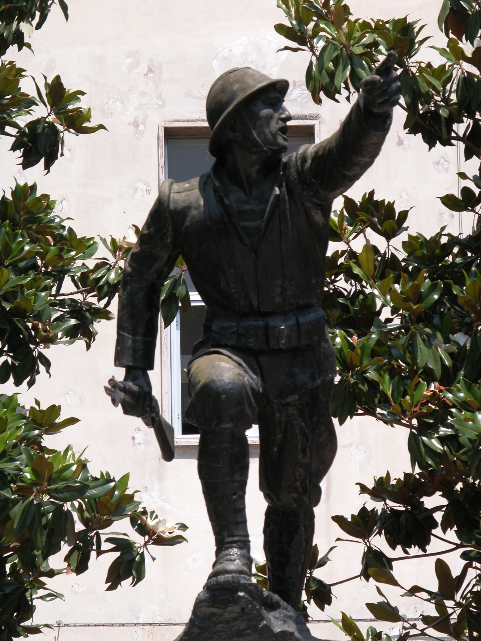 figura di soldato in combattimento (monumento ai caduti) di Ciocchetti Giuseppe (sec. XX)