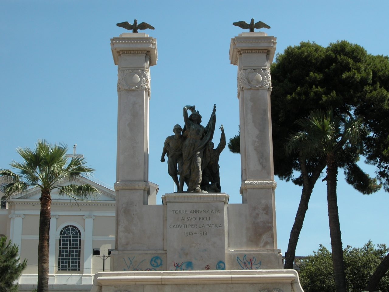 allegoria della Vittoria come aquila, allegoria della Patria, figure di soldati in combattimento (monumento ai caduti - ad ara) di Jerace Francesco, Fonderia / Marmeria Chiurazzi, Ditta Bellini Maria dei Fratelli Hassler (sec. XX)