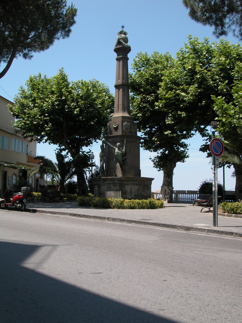 allegoria del soldato come eroe antico, allegoria della Vittoria (monumento ai caduti - a obelisco) di Franzese Giuseppe, Fonderia Laganà (sec. XX)