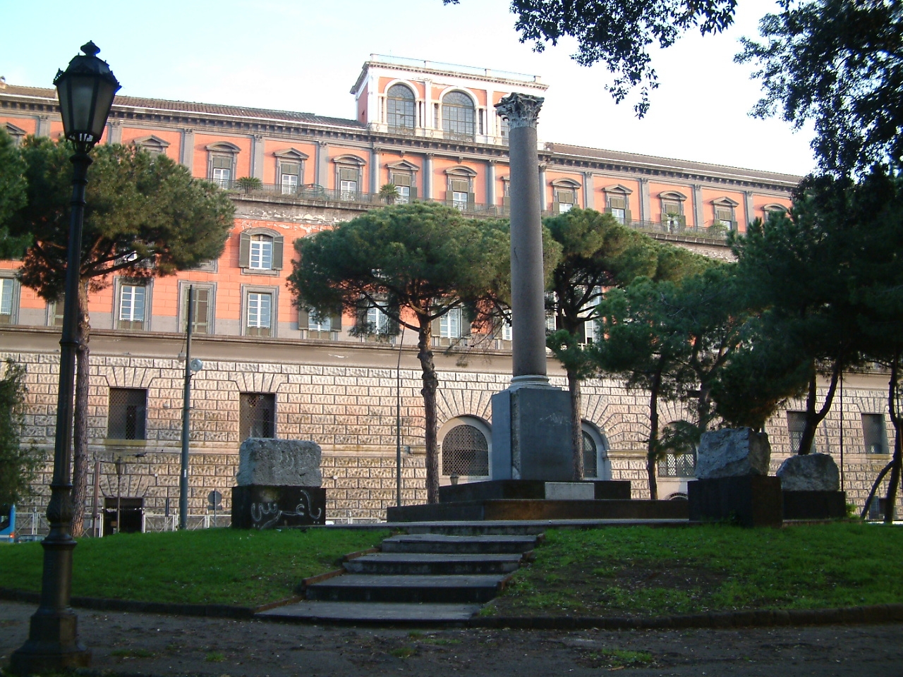 monumento ai caduti - a colonna - bottega napoletana (sec. XX)