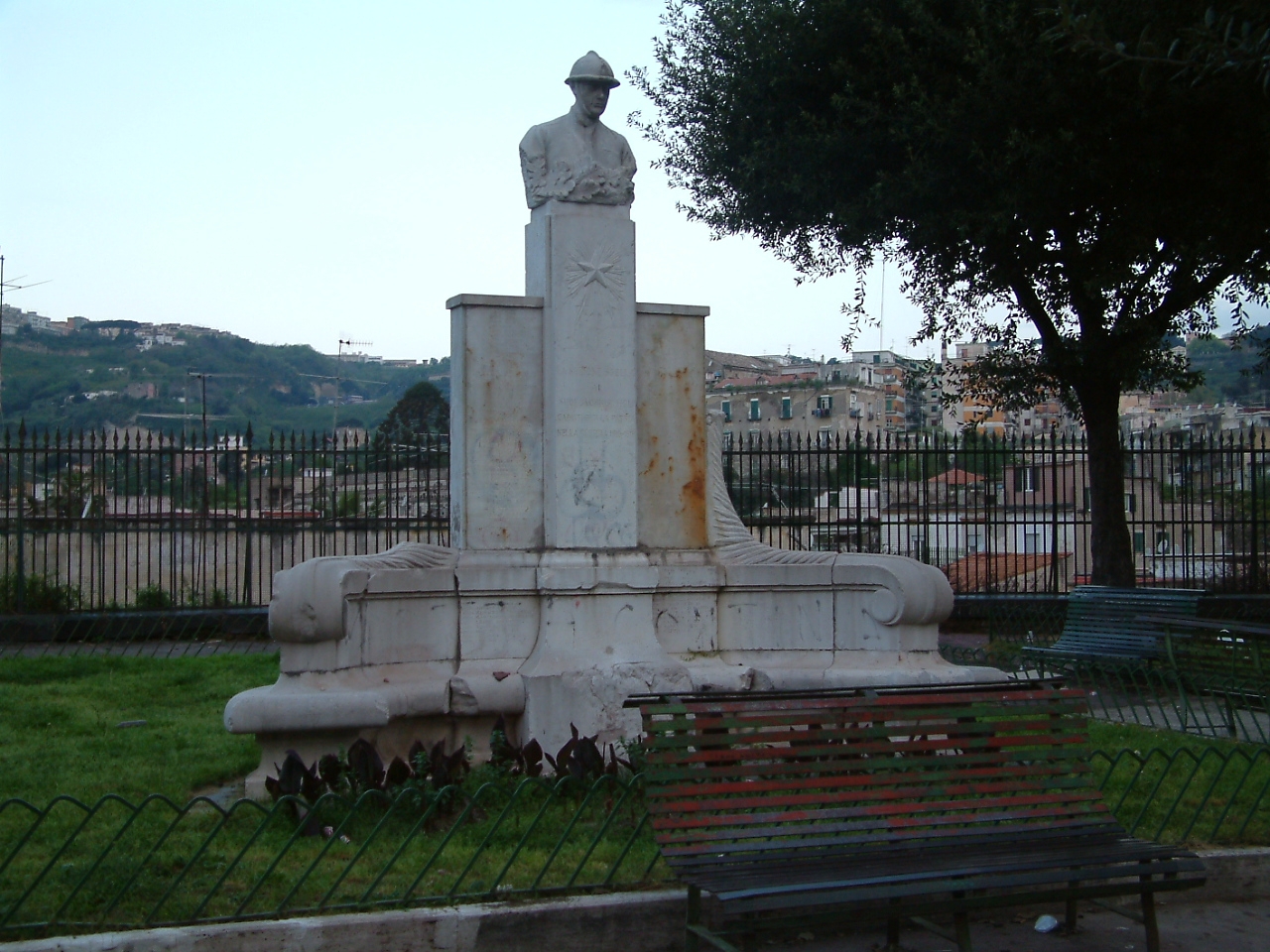 figura di soldato: fante (monumento ai caduti - a esedra) di Calabrò R (sec. XX)