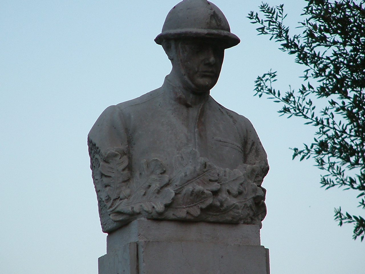 figura di soldato: fante (monumento ai caduti - a esedra) di Calabrò R (sec. XX)