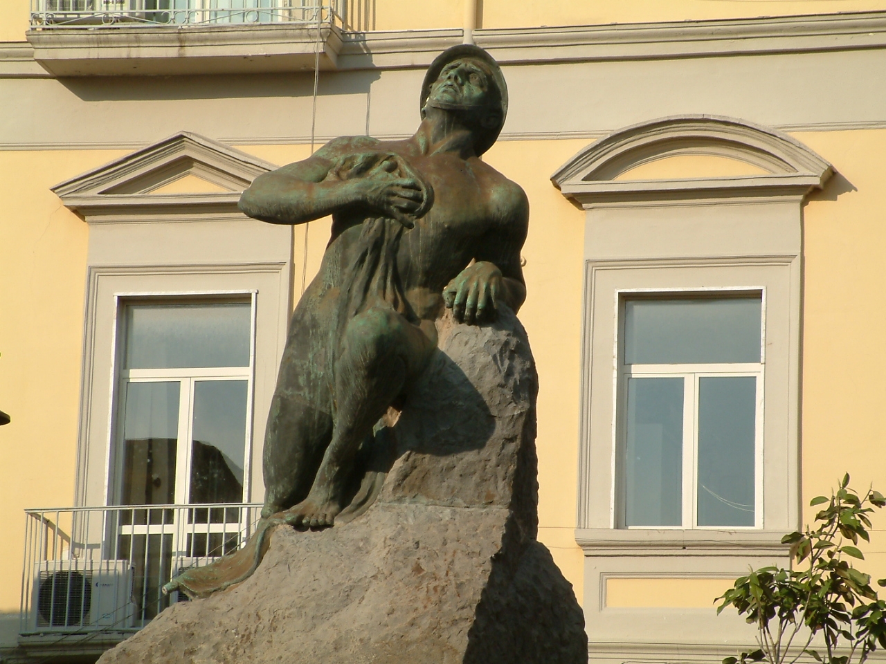 allegoria del sacrificio del soldato per la Patria (monumento ai caduti - a cippo) di Sannino Ettore (sec. XX)