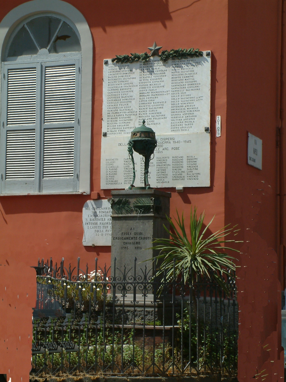 monumento ai caduti - a lapide - bottega napoletana (sec. XX, sec. XX)