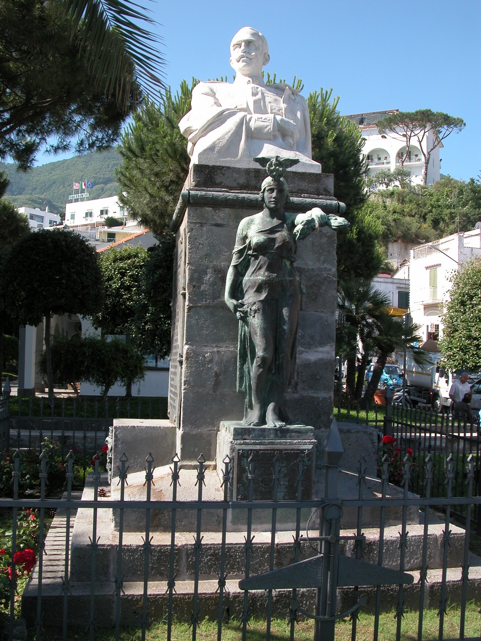 Vittorio Amedeo III di Savoia, allegoria della Patria (monumento ai caduti) di Fonderia Laganà (sec. XX)