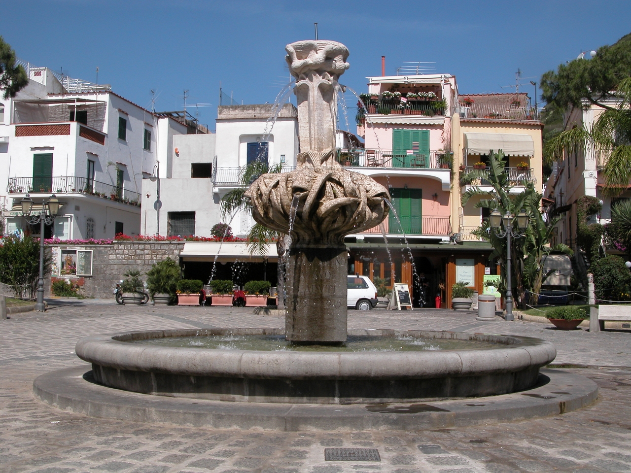 monumento ai caduti - a fontana di Coccia Francesco (sec. XX)