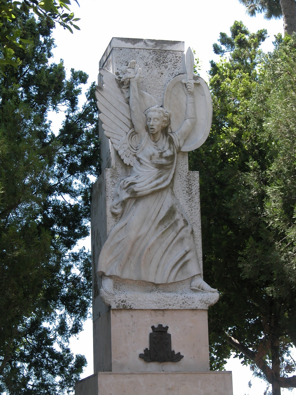 allegoria della Vittoria come donna armata (monumento ai caduti - ad obelisco) di Garufi Amedeo (sec. XX)
