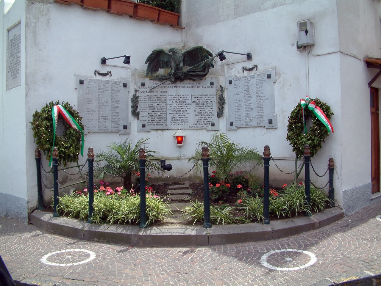 allegoria della Vittoria come aquila (monumento ai caduti - a lapide) di Fonderia Laganà (sec. XX)