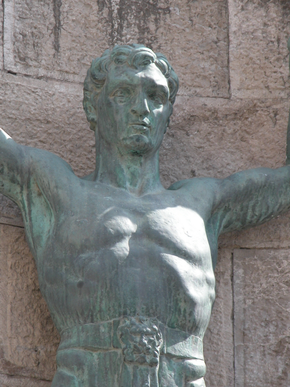 allegoria del soldato come eroe antico, figura del soldato con allegoria della Vittoria (monumento ai caduti - a esedra) - bottega Italia centro-meridionale (sec. XX, sec. XX)