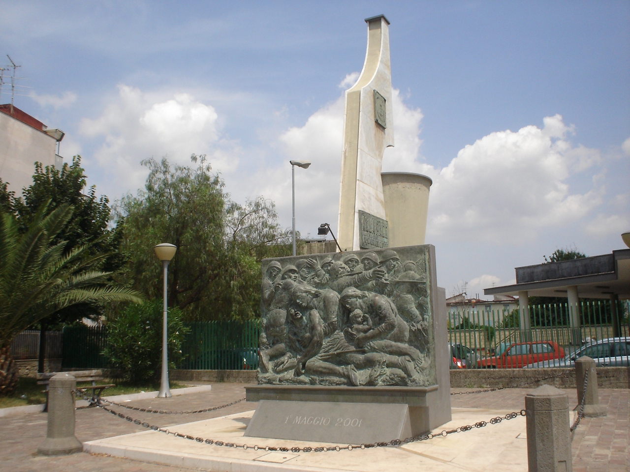 figure di soldati in combattimento, morte del soldato (monumento ai caduti - a stele) di Arizzi Roberto (sec. XXI)