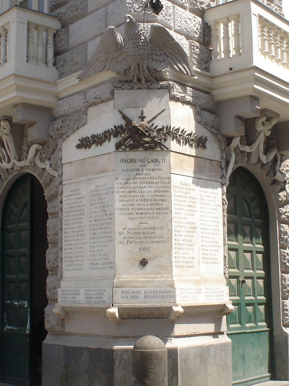 allegoria della Vittoria come aquila (monumento ai caduti - a lapide) di Palmieri Gabriele e Figli (sec. XX)
