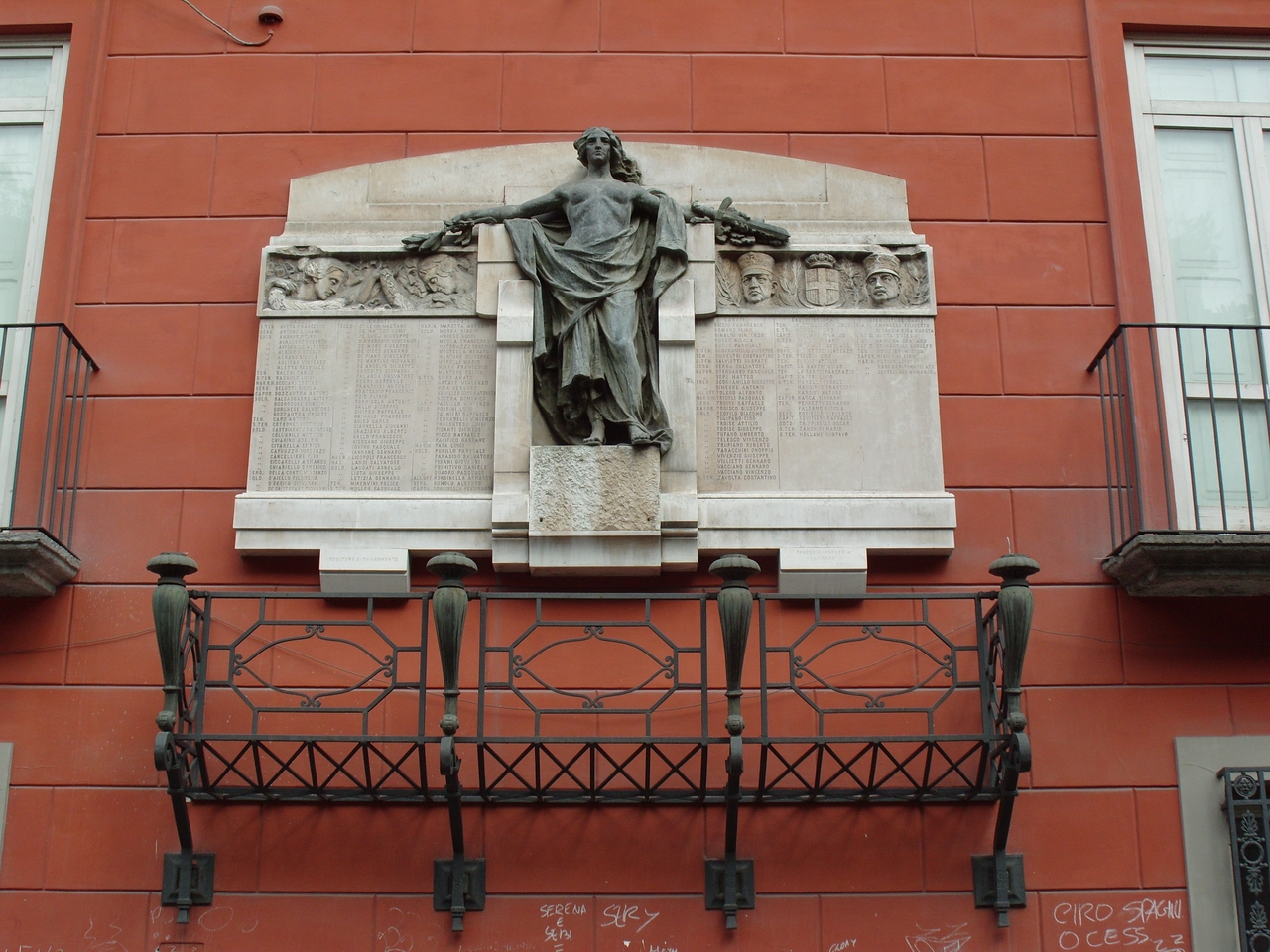 allegoria della Patria (monumento ai caduti - a lapide) di Chiaromonte Gaetano, Fonderia / Marmeria Chiurazzi (sec. XX)