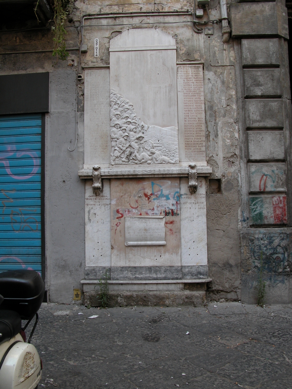 figure di soldati in combattimento, morte del soldato (monumento ai caduti - a lapide) di De Crescenzo Gennaro, Di Fortunato Ferdinando (sec. XX)