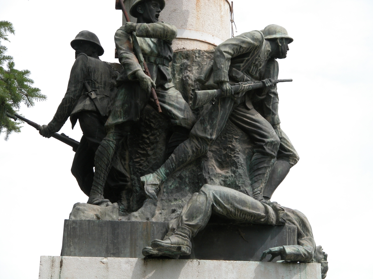 figure di soldati in combattimento, morte del soldato, figura di soldato che porta la bandiera (gruppo scultoreo) di Pellegrini Giuseppe (sec. XX)