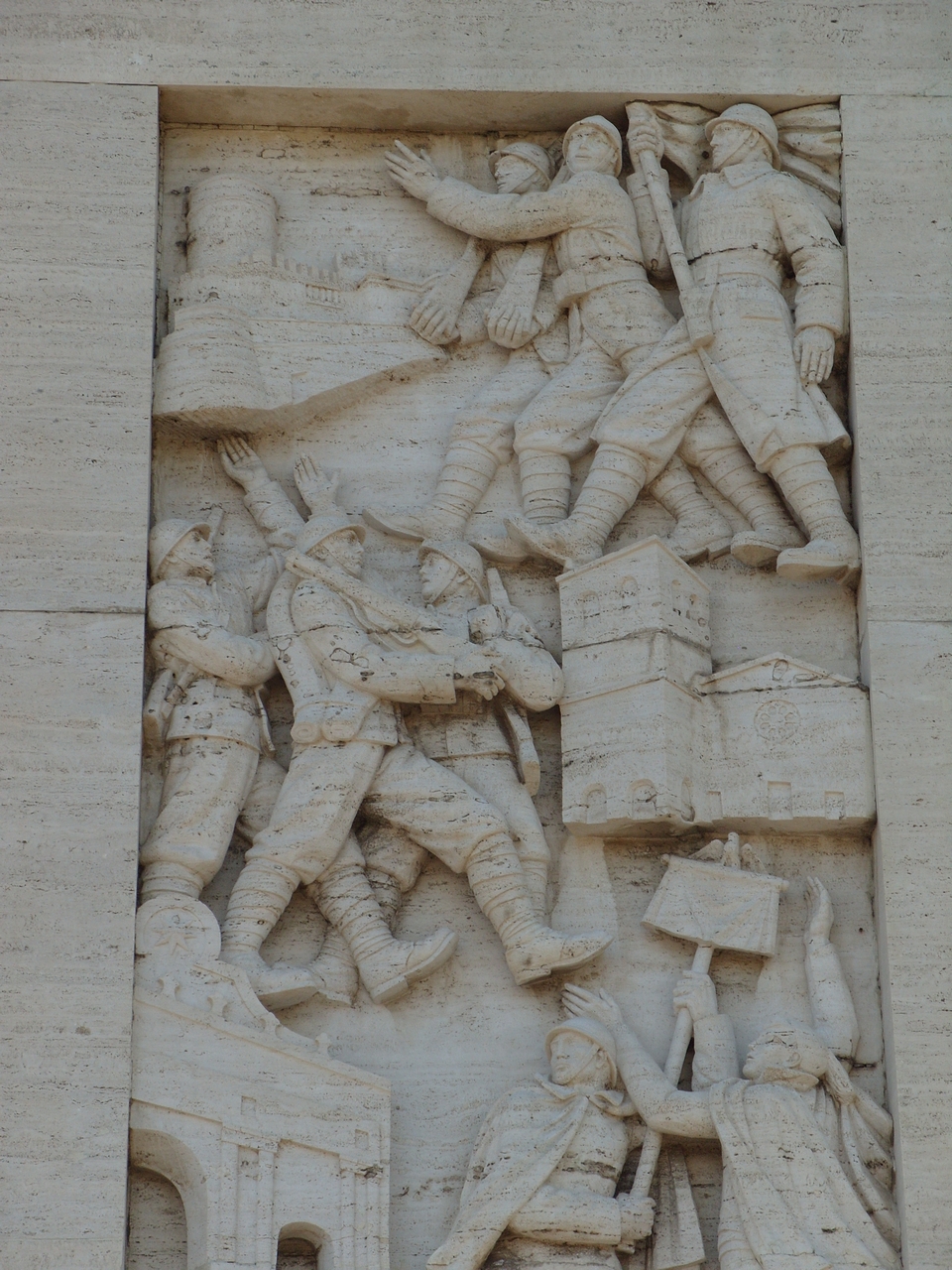 figure di soldati: fanti, figura di soldato che porta la bandiera (rilievo) di Nagni Francesco (sec. XX)