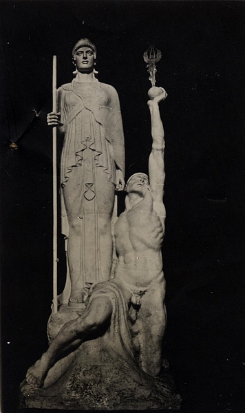 figura di soldato con allegoria della Vittoria, allegoria della Vittoria come donna vestita all'antica (monumento ai caduti) di Guerrisi Michele, Fonderia Laganà (sec. XX)