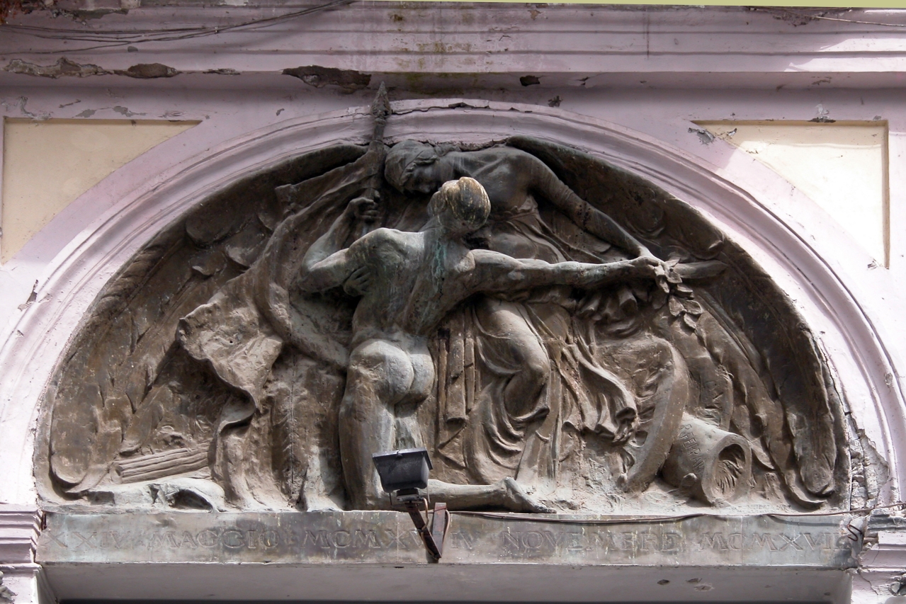 allegoria della Vittoria che premia un soldato morente, allegoria della Vittoria come aquila (monumento ai caduti - a lapide) di Ferrara Raffaele (sec. XX)