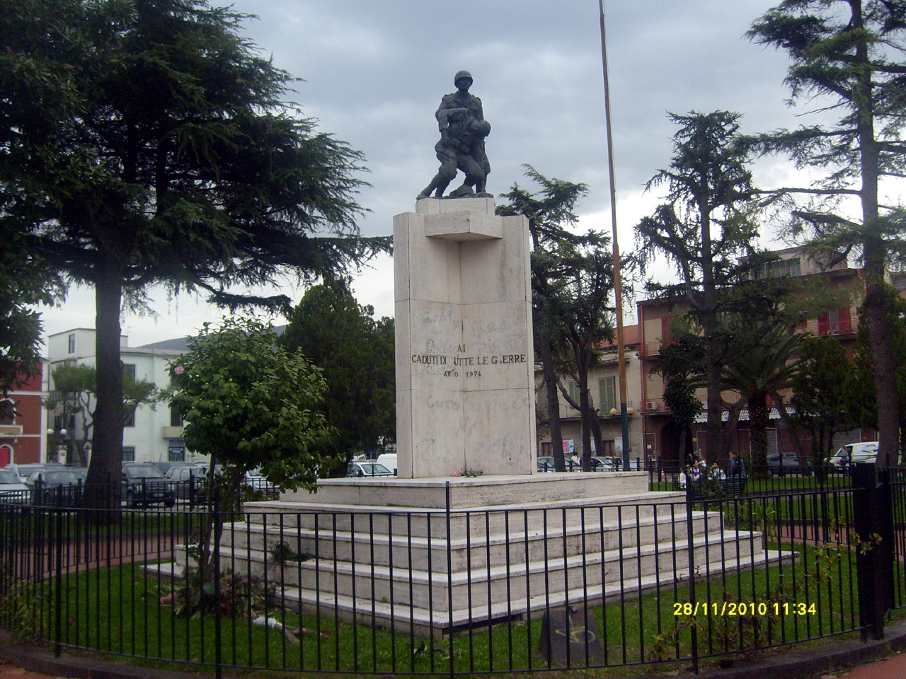 figure di soldati: fanti, morte del soldato (monumento ai caduti) - bottega Italia centro-meridionale (sec. XX)