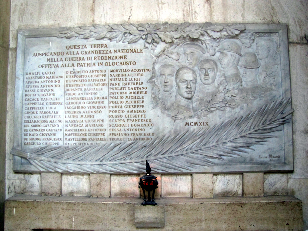 figure di soldati: fanti (monumento ai caduti - a lapide) di Mossuti Enrico (sec. XX)