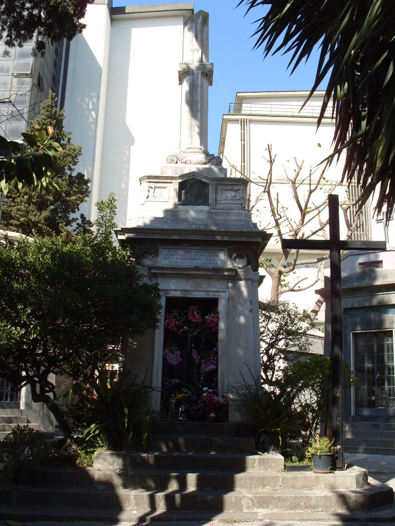 allegoria della Patria, figura del soldato: fante, allegoria del sacrificio del soldato per la Patria (monumento ai caduti - a colonna spezzata) di Pellegrino Domenico, Francesconi Armando (sec. XX)