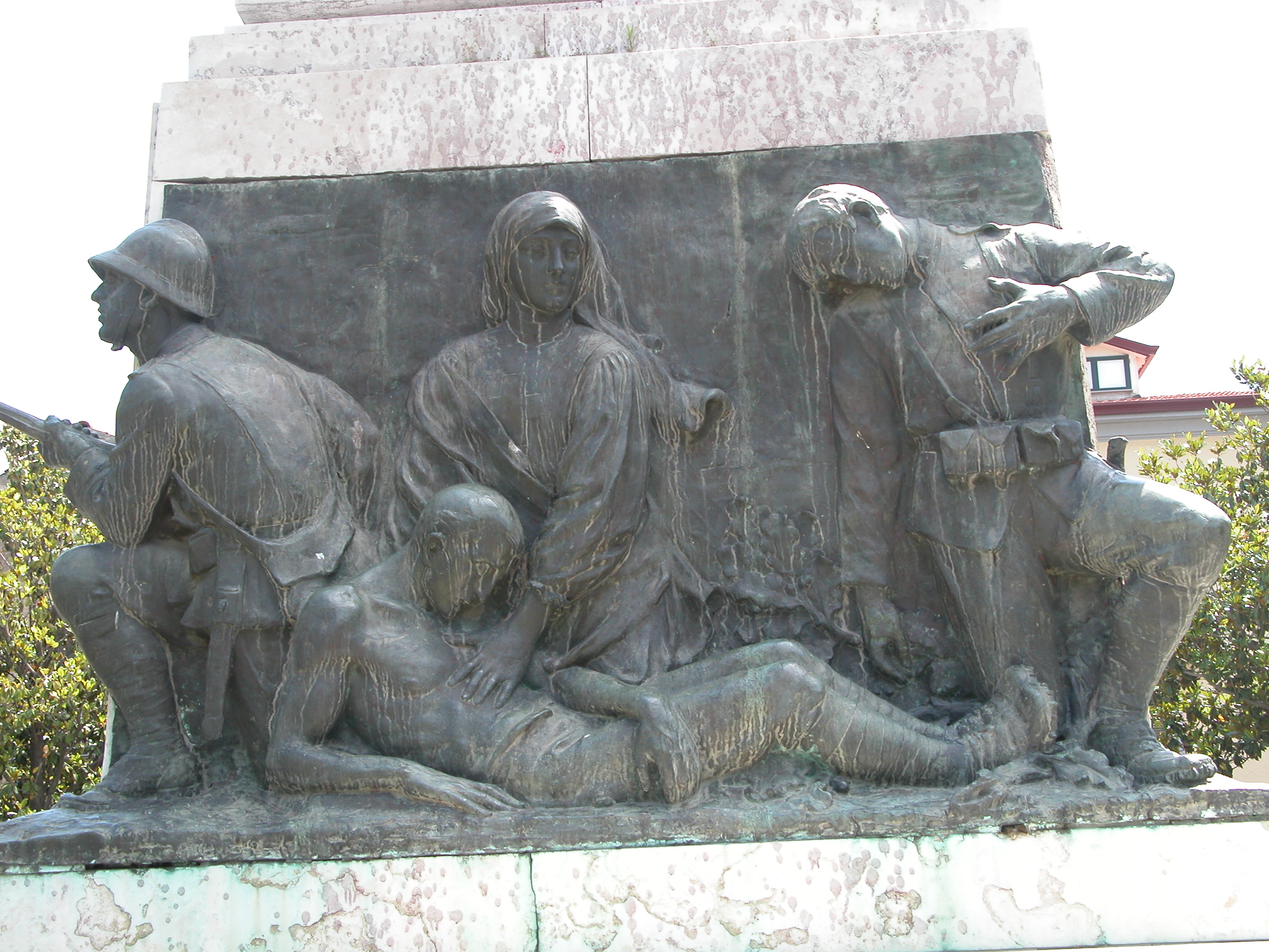 allegoria della Vittoria come aquila, allegoria del sacrificio del soldato per la Patria (monumento ai caduti - a obelisco) di Pirolo Torelli Donato, Fonderia Laganà (sec. XX)