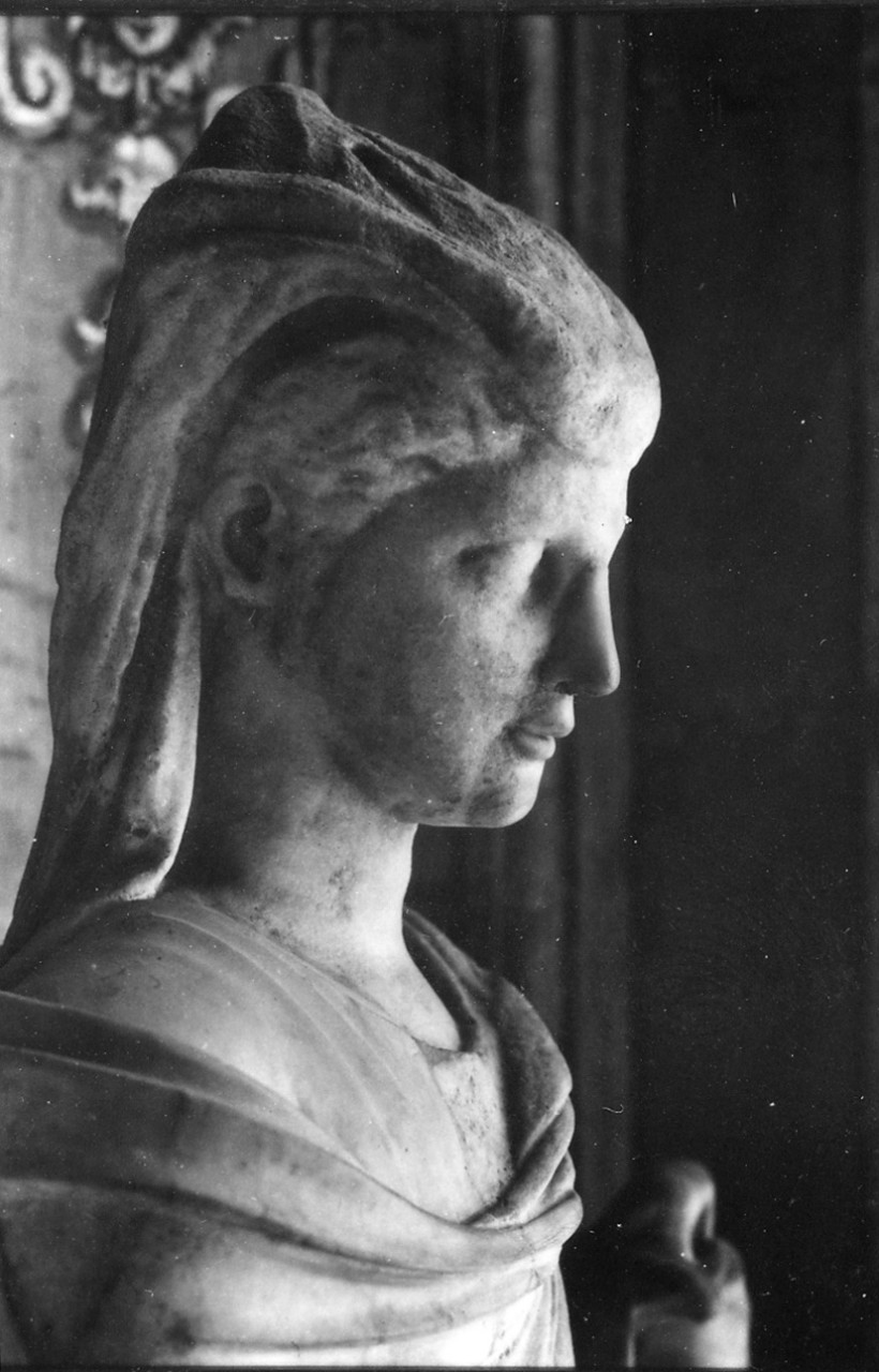 figura femminile panneggiata (statua) - produzione romana (secc. II/ III)