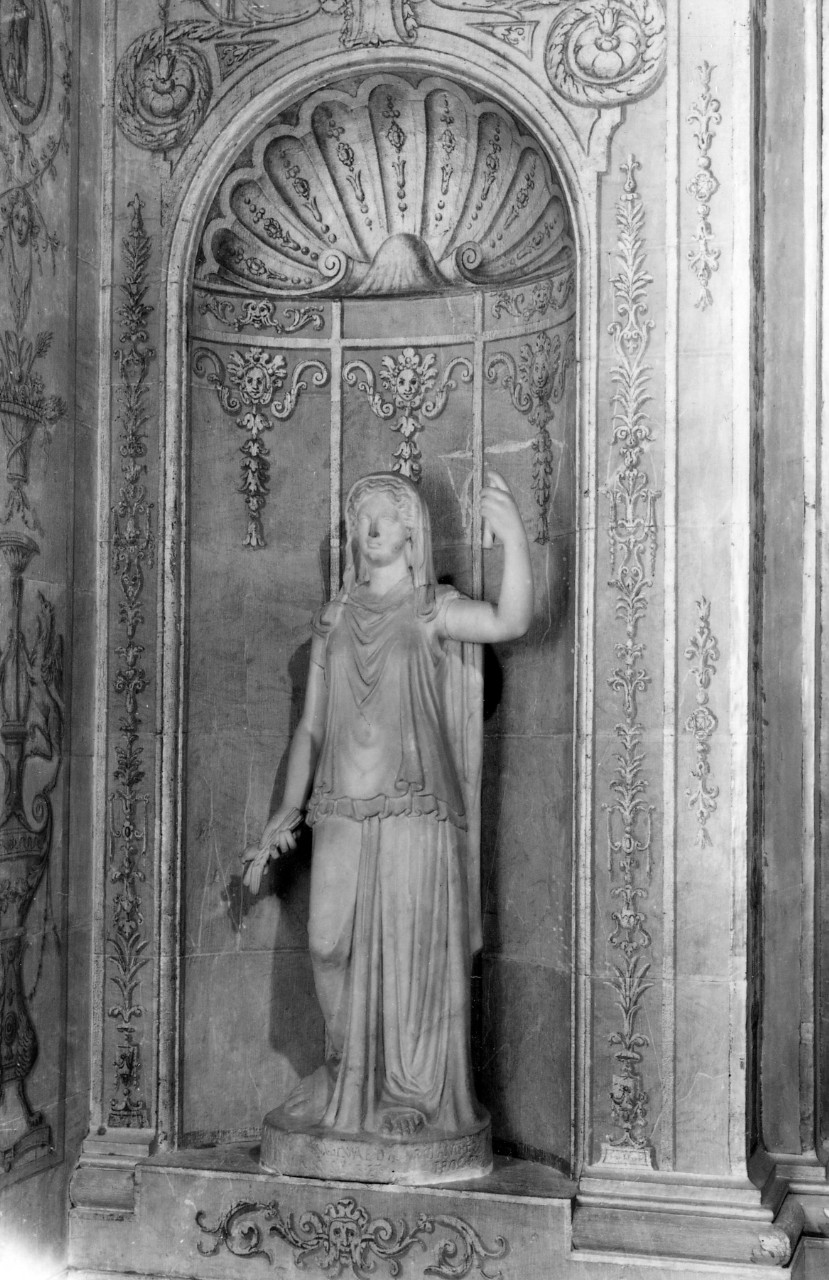 Vibia Aurelia Sabina, figura femminile panneggiata (statua) - produzione romana (secc. II/ III)