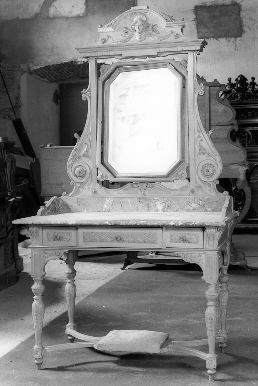 tavolino da toeletta - manifattura fiorentina (terzo quarto sec. XIX)