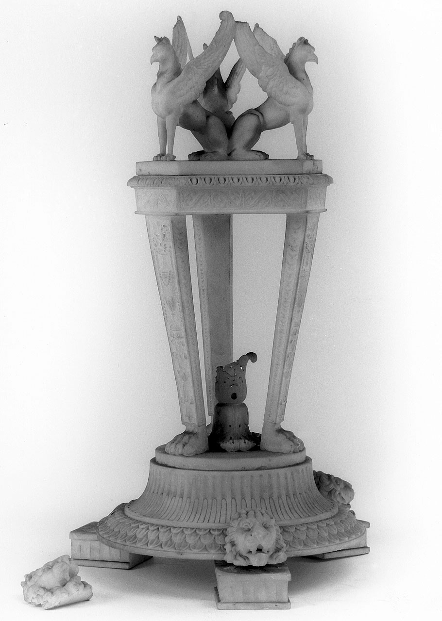 trionfo con tre arpie (tripode, serie) - manifattura italiana (secc. XVIII/ XIX)