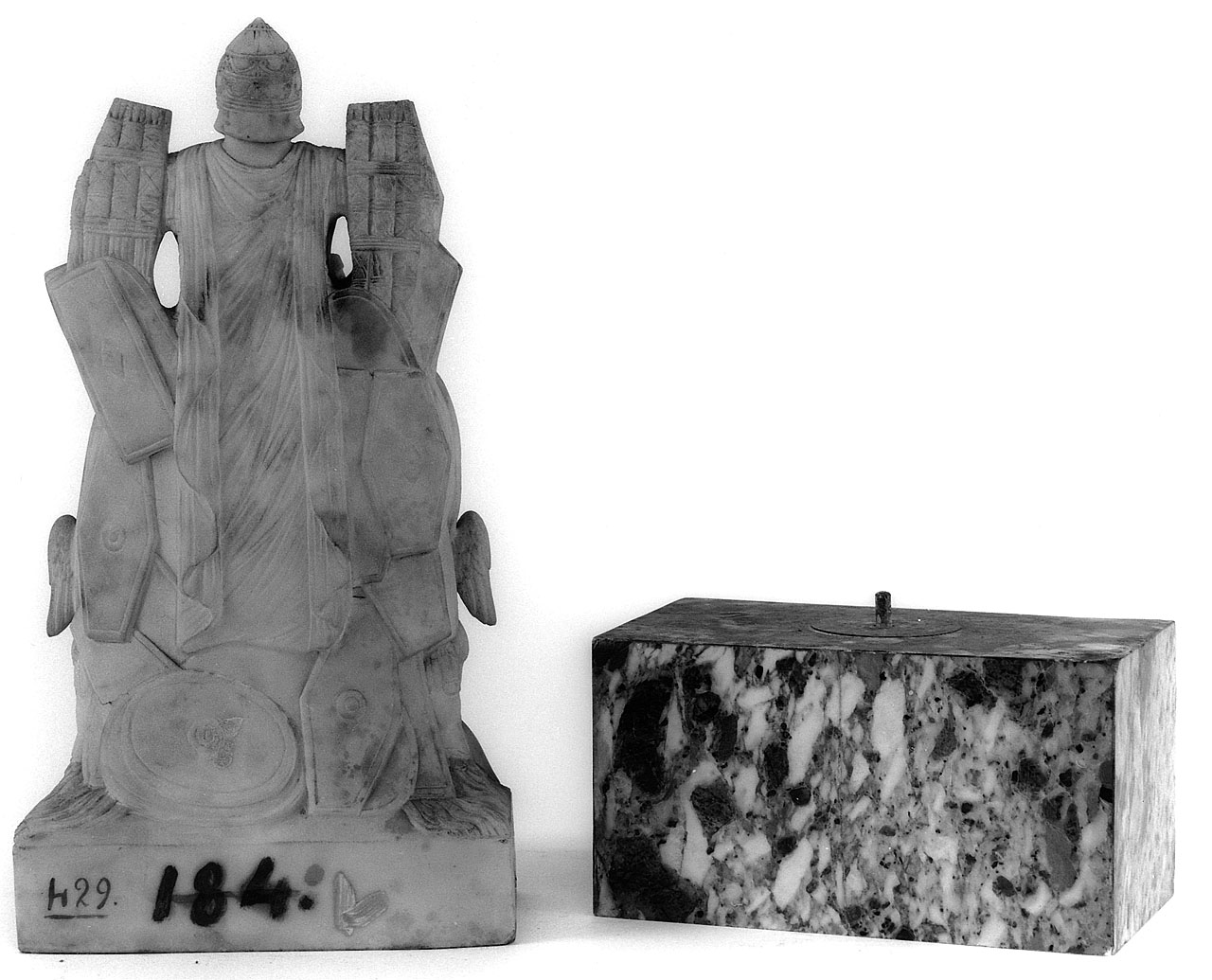 trofeo di armi con divinità e due angeli (scultura) - manifattura italiana (secc. XVIII/ XIX)