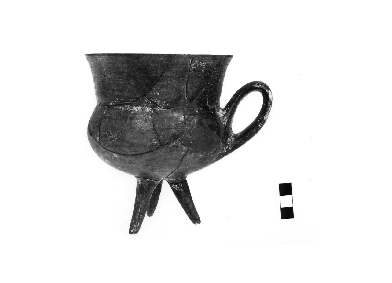 vaso su tre piedi - fase Piceno IV A (sec. VI a.C)