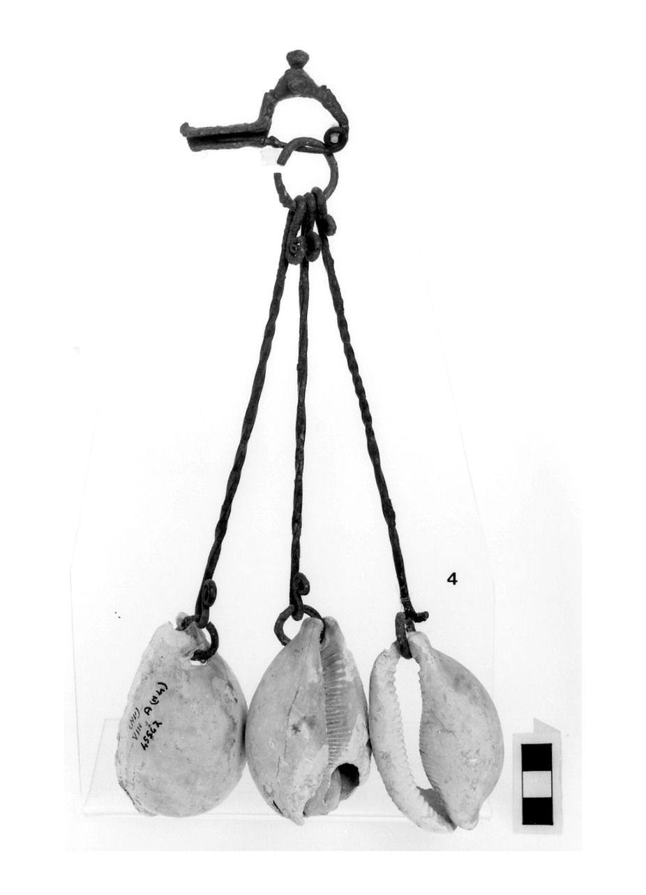 fibula a tre bottoni con pendaglio - fase Piceno IV A (sec. VI a.C)