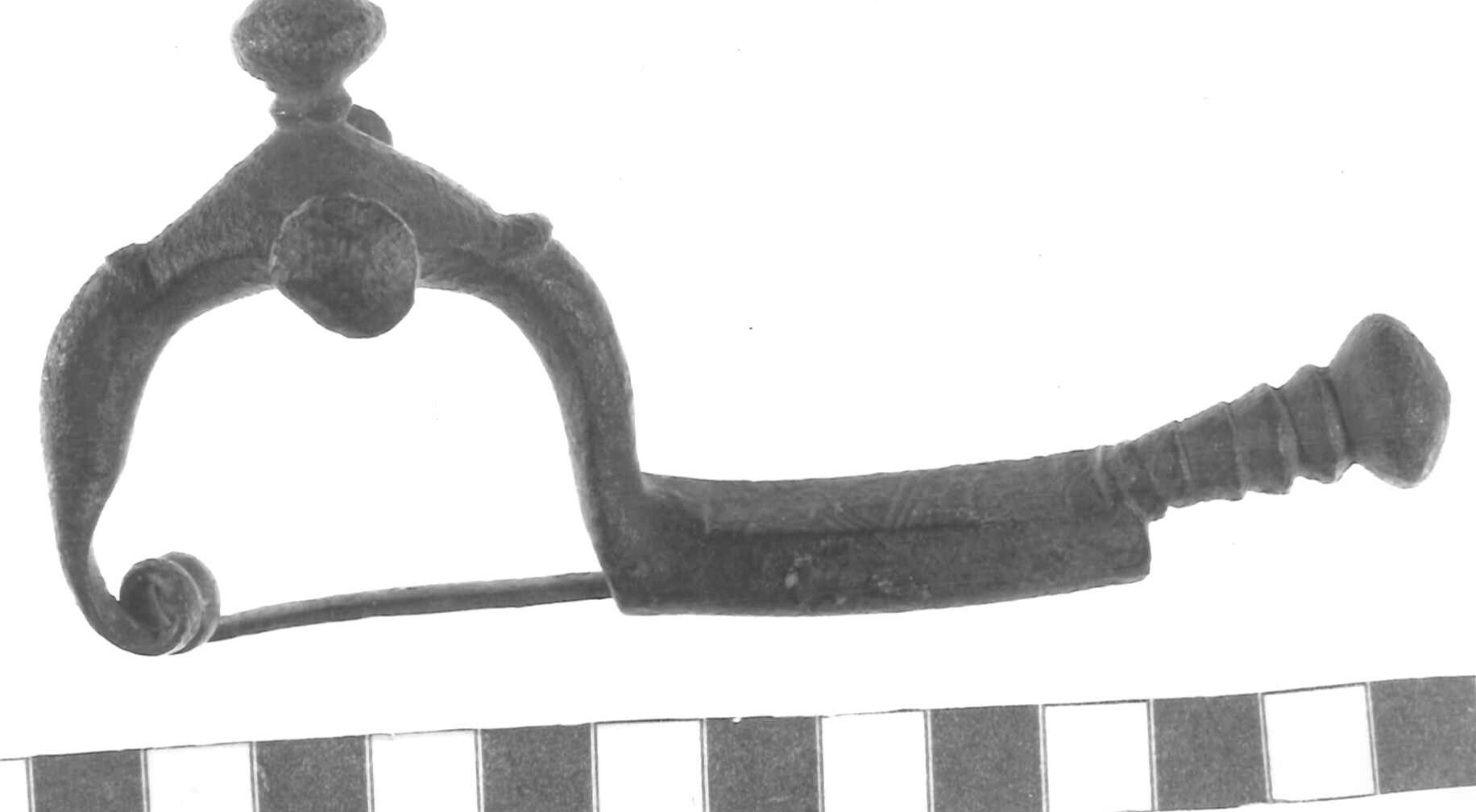 fibula con arco a tre bottoni, tipo "Grottazzolina" - Piceno IV A (sec. VI a.C)