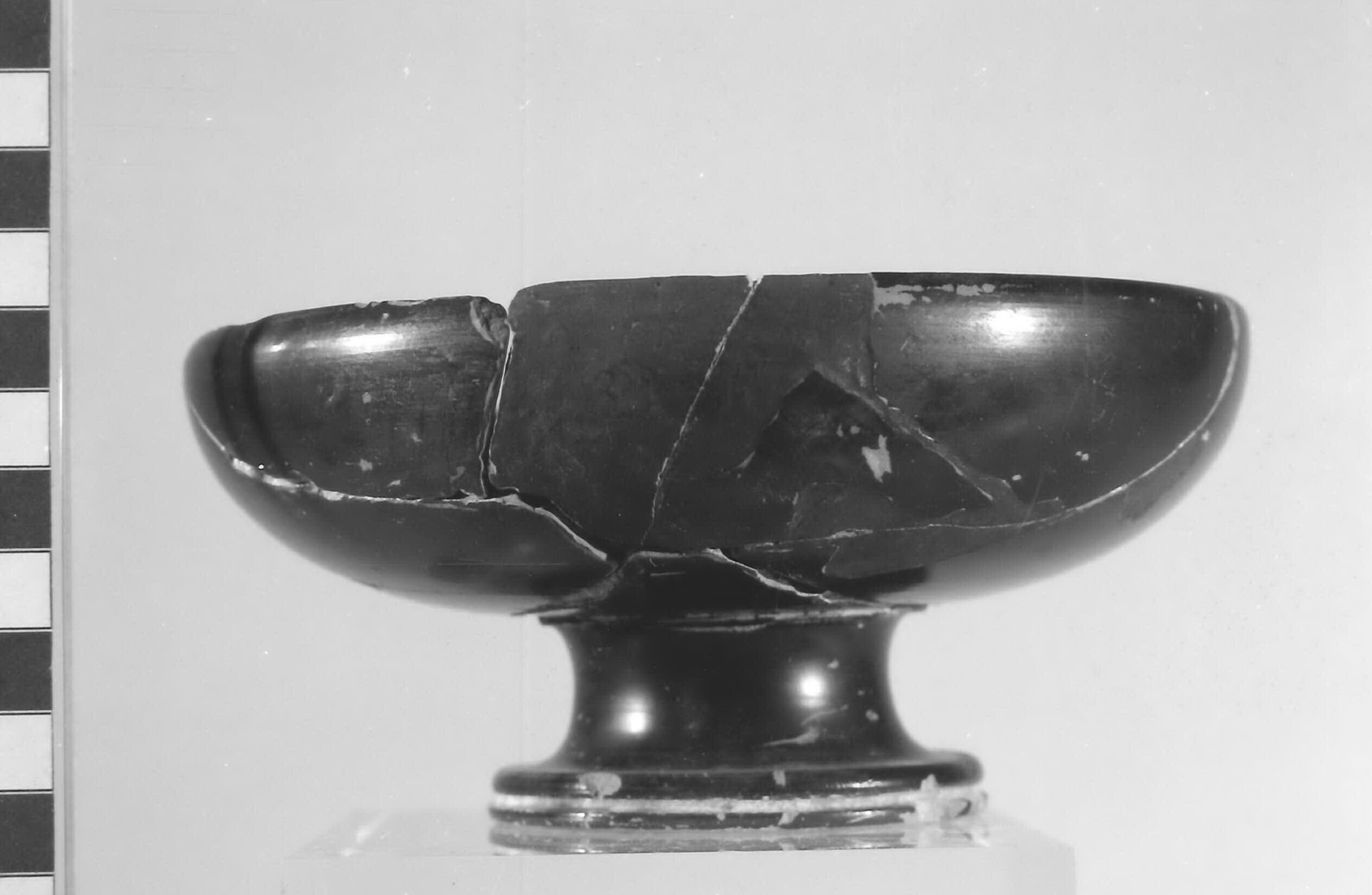 coppetta su piede (sec. IV a.C)