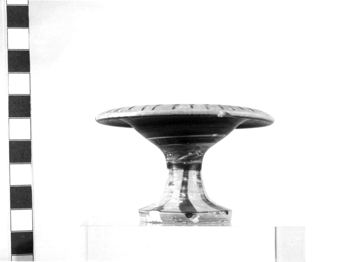 piattello su piede - Piceno VI (fine sec. IV a.C)