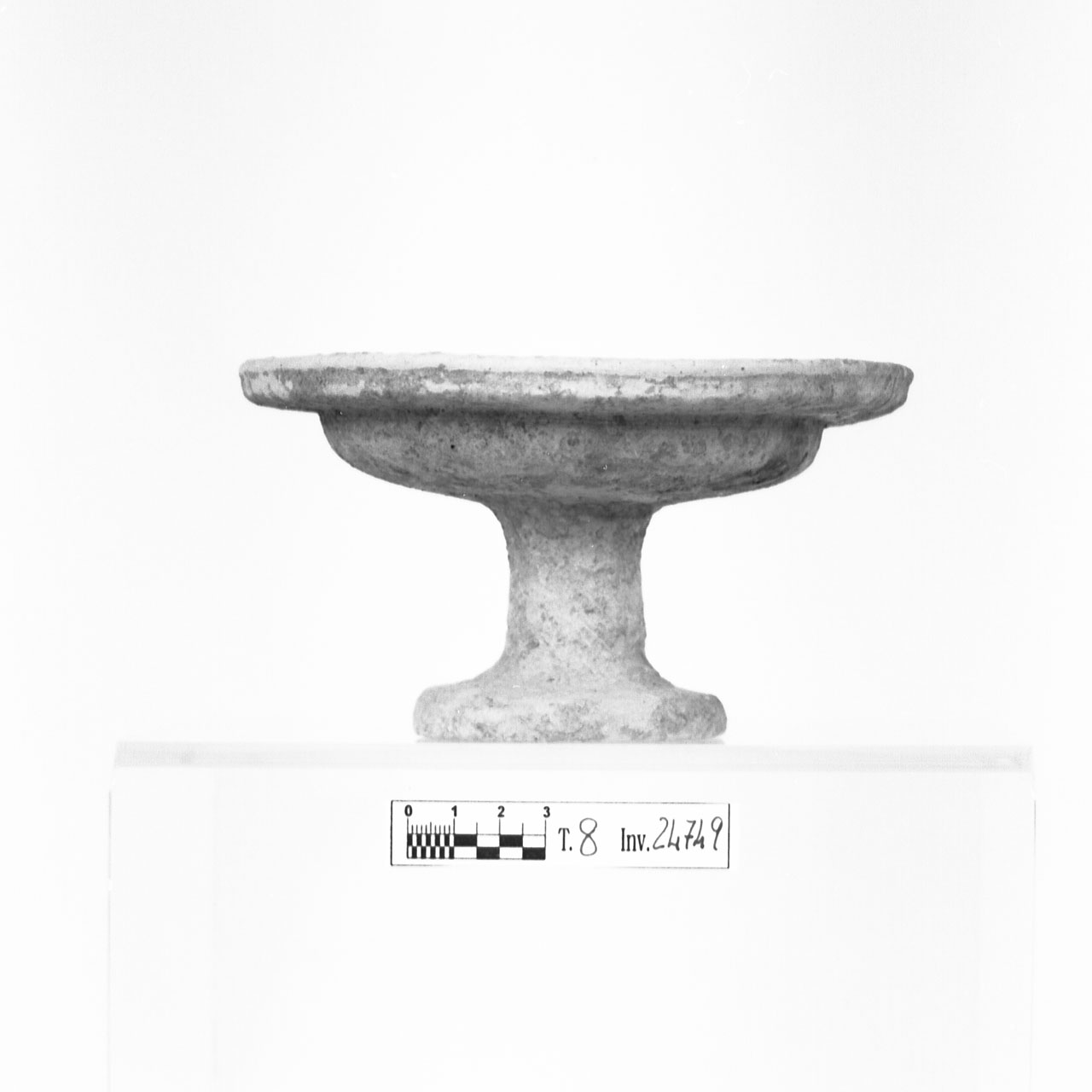 piattello su piede - produzione locale (seconda metà sec. IV a.C)