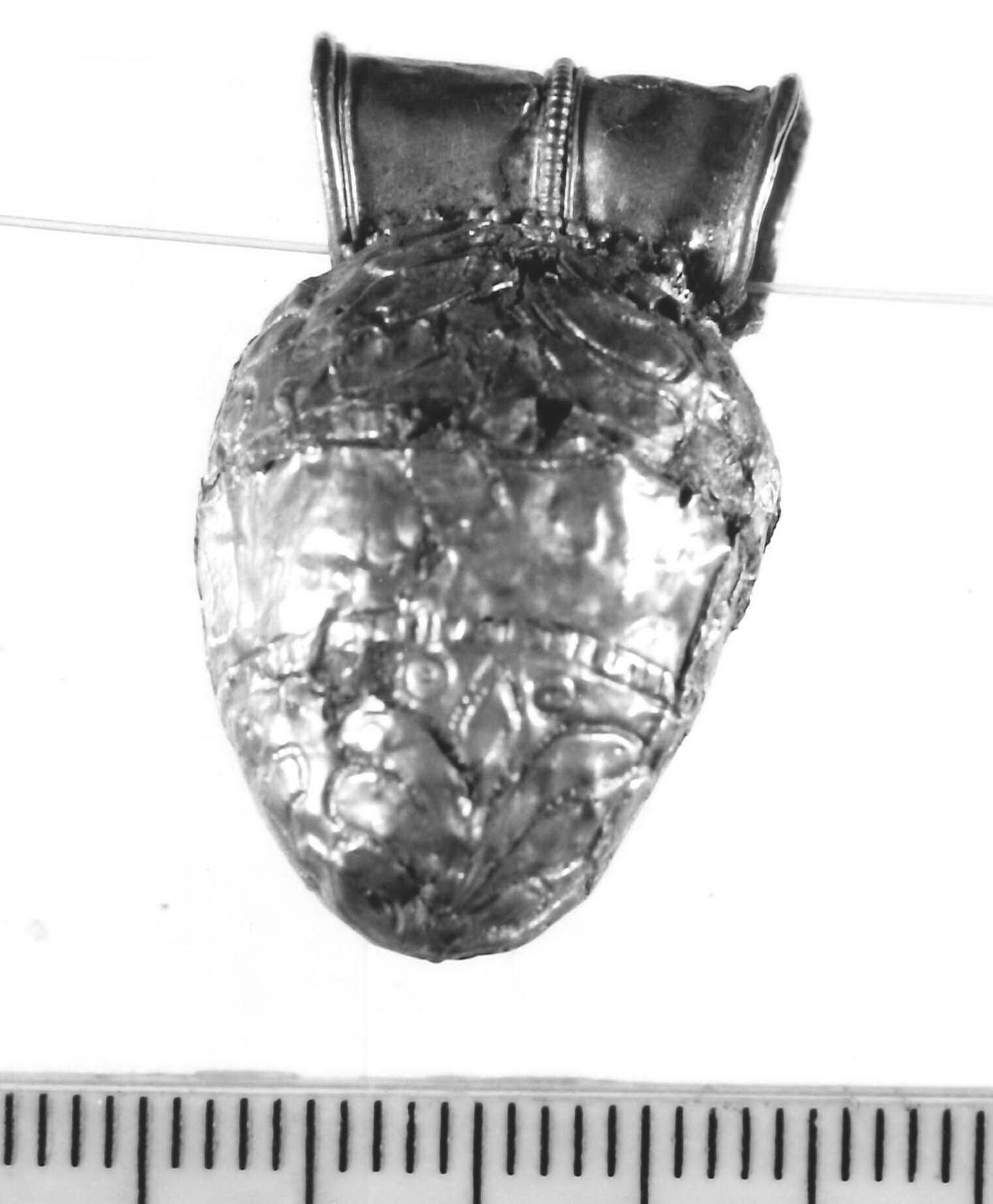 pendente ovoidale (metà sec. IV a.C)