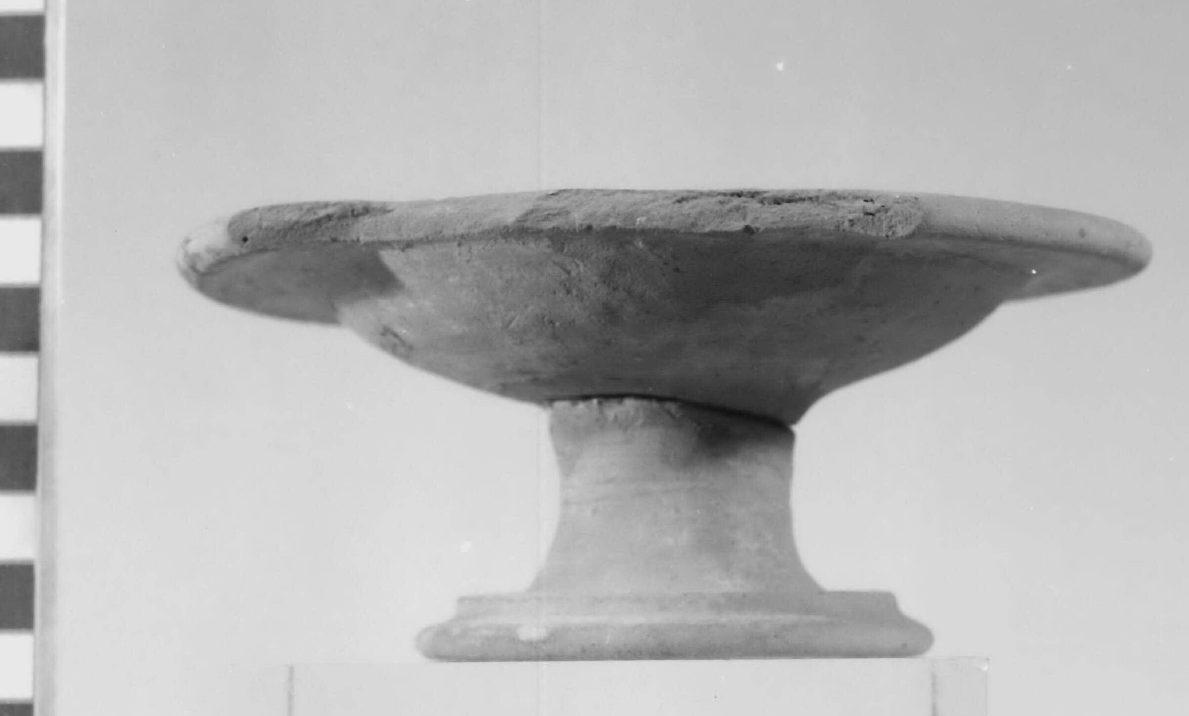 piattello su piede (sec. IV a.C)