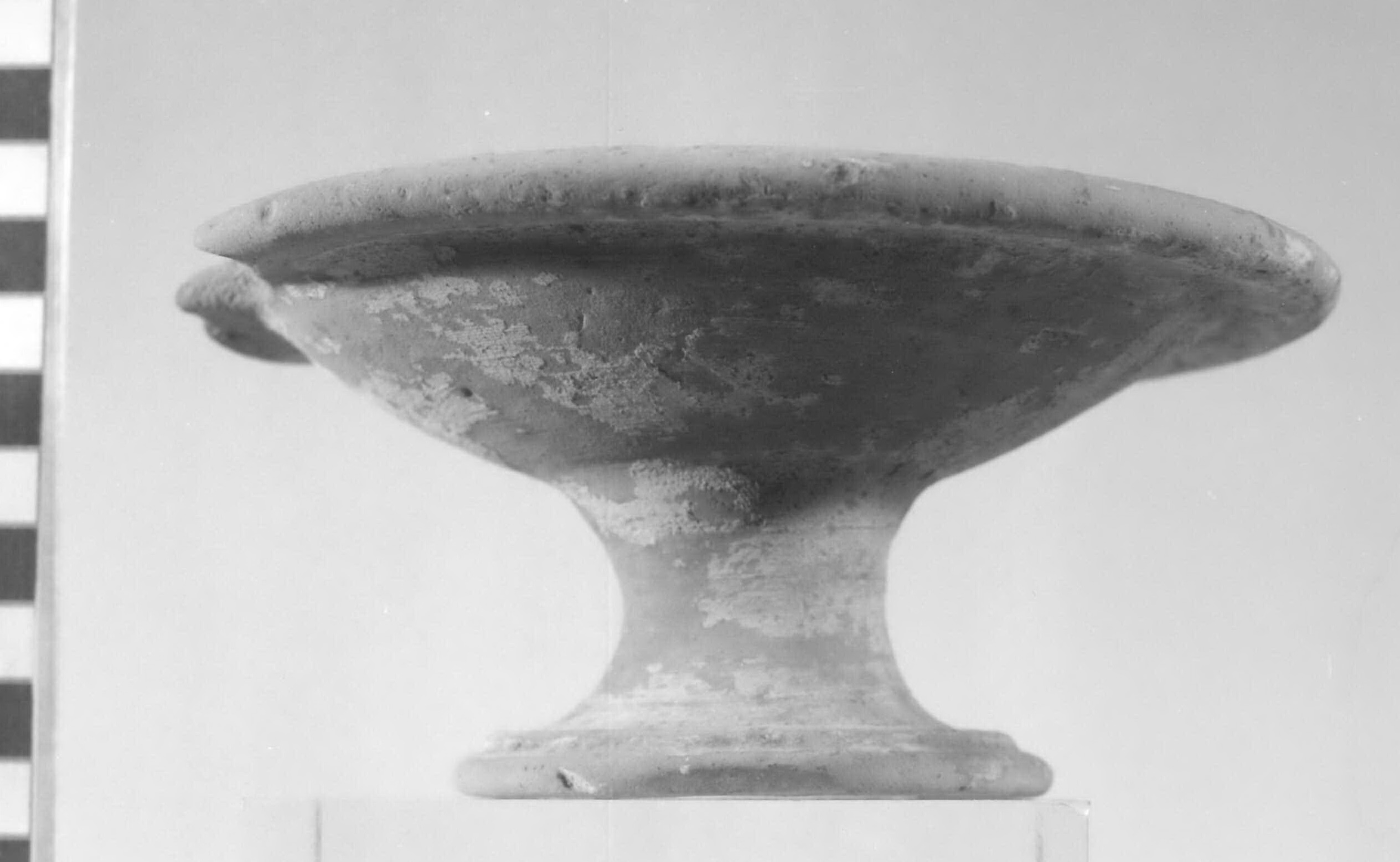 piattello su piede (sec. IV a.C)