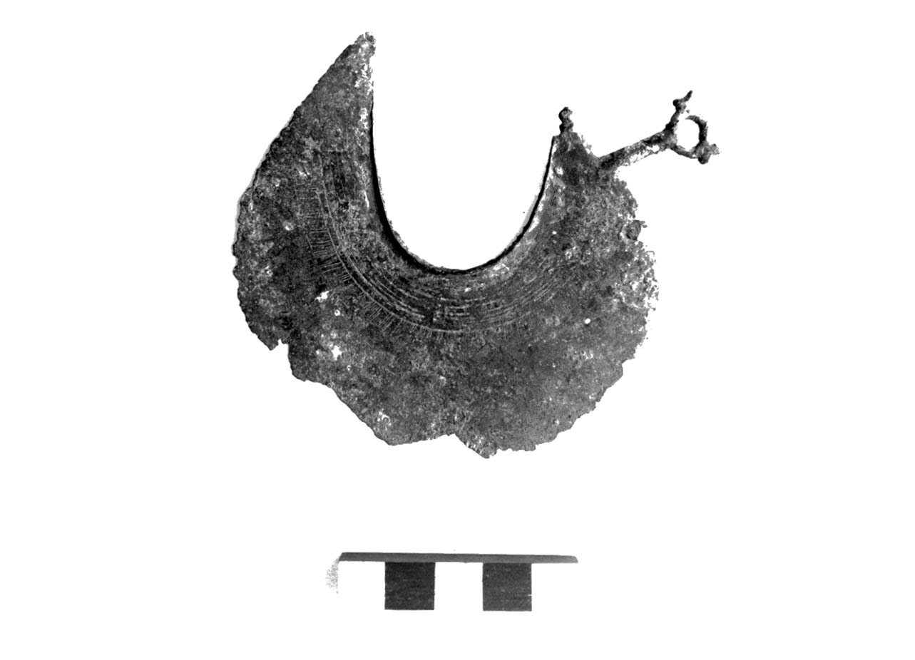 rasoio lunato con dorso a curva continua - fase Piceno II (sec. VIII a.C)