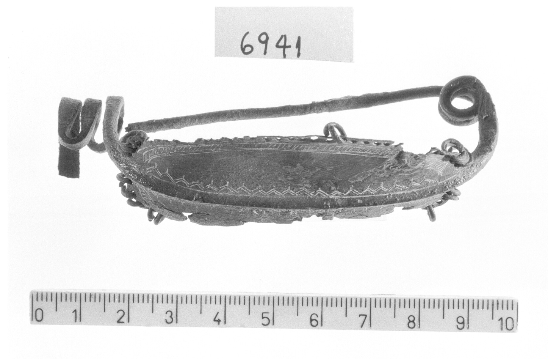 fibula ad arco foliato (secc. IX-VIII a.C)