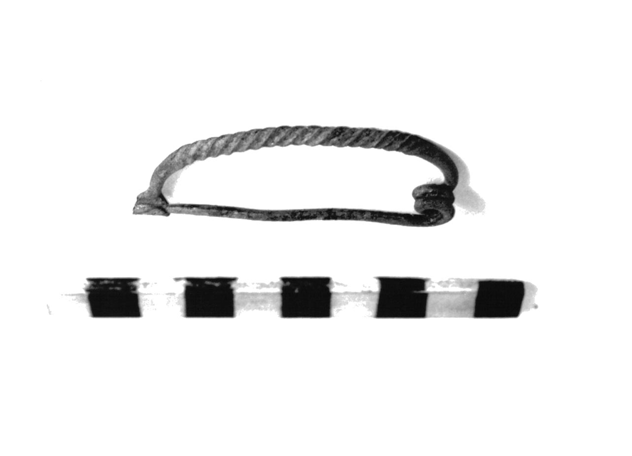 fibula ad arco ribassato ritorto a cordicella - civiltà villanoviana-fase II (sec. VIII a.C)