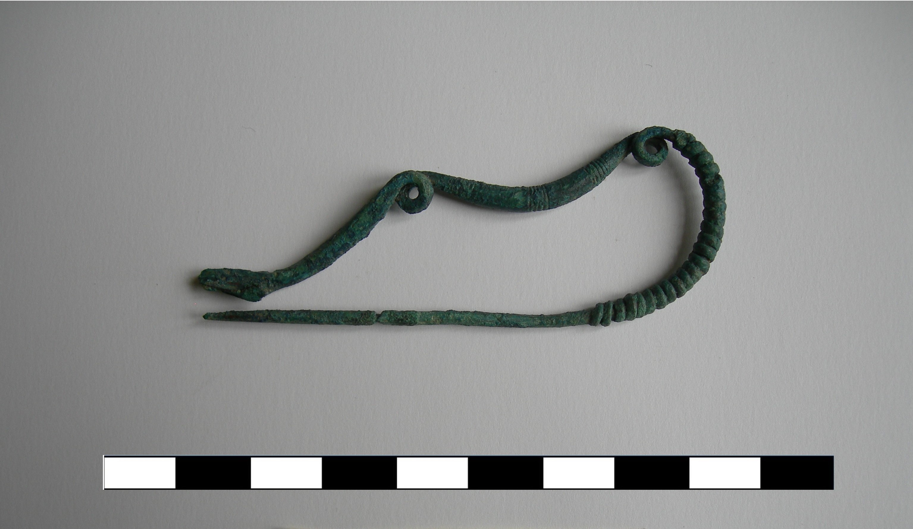 fibula, fibula ad arco serpeggiante - piceno II (sec. VIII a.C)