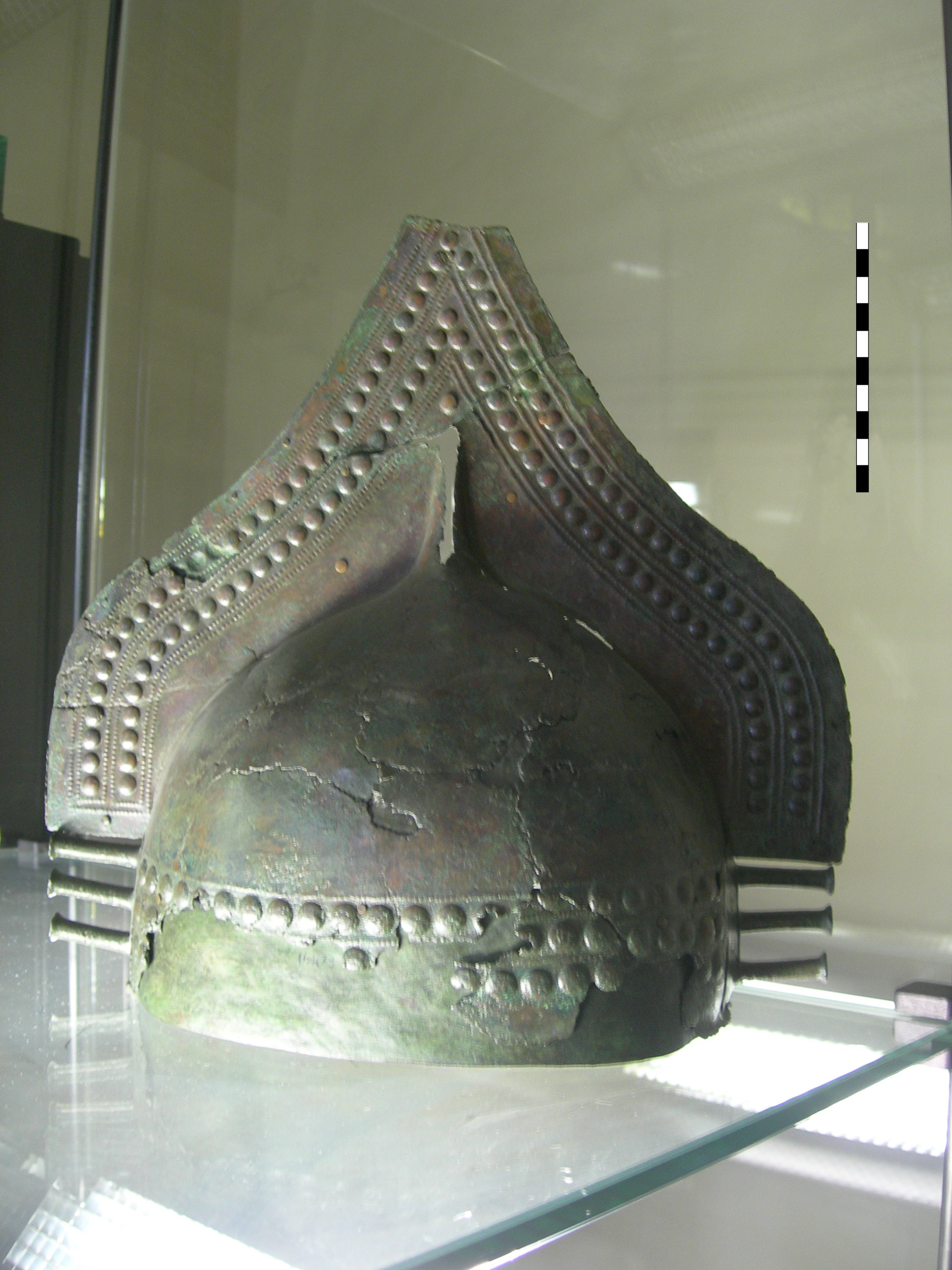 elmo crestato - piceno II (seconda metà sec. VIII a.C)