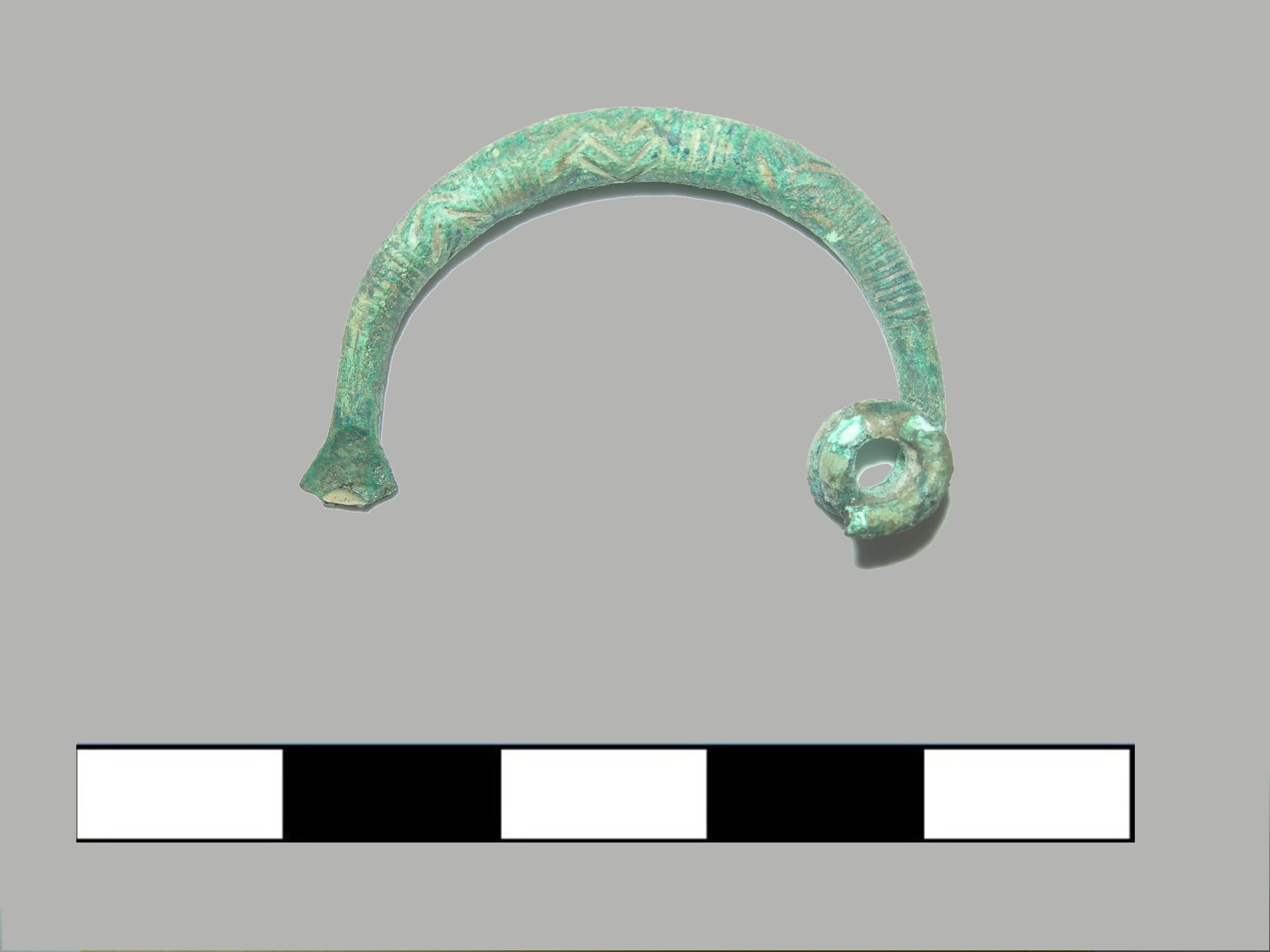 fibula, fibula ad arco ribassato ingrossato - piceno II (sec. VIII a.C)