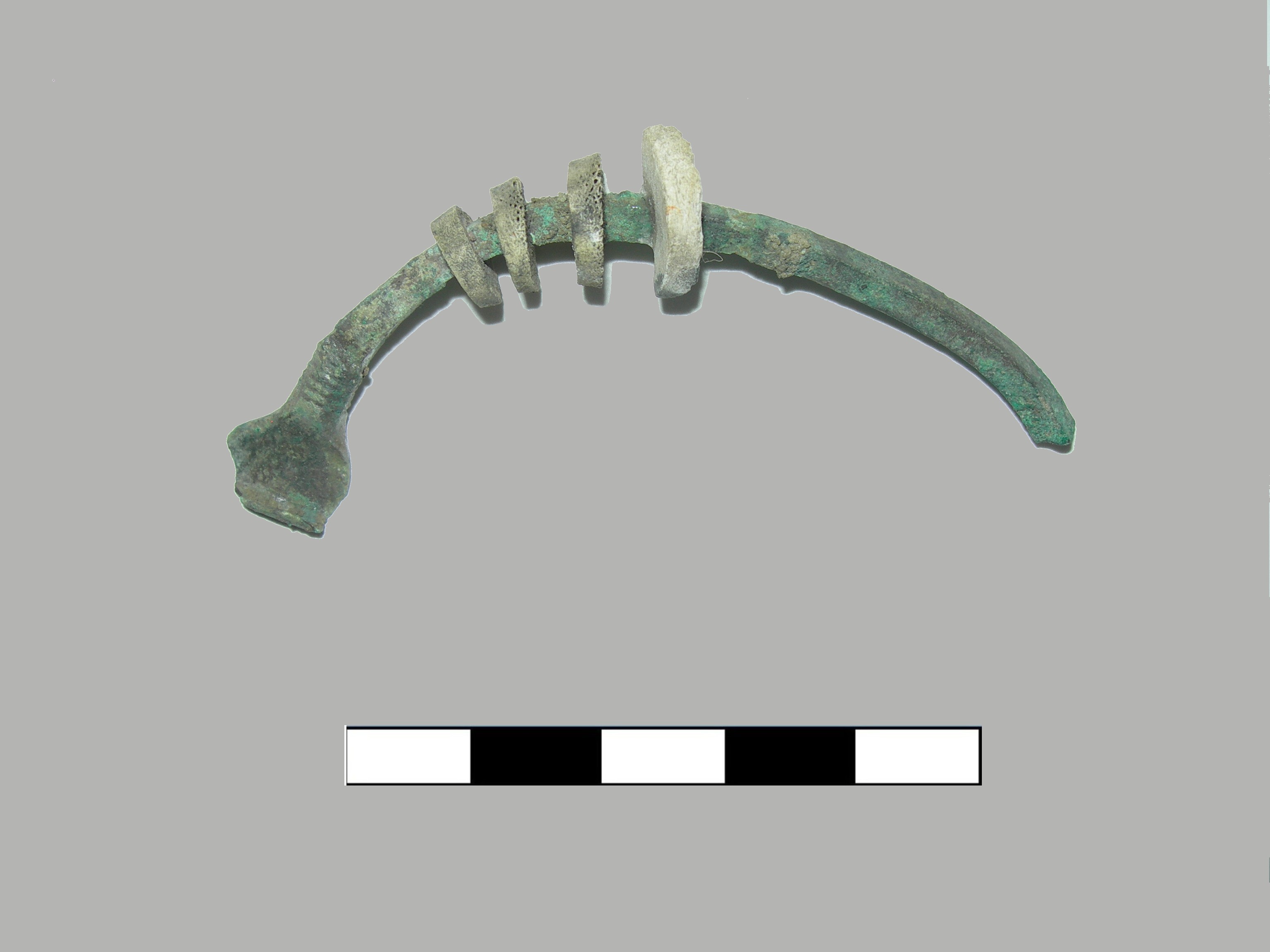 fibula, fibula ad arco rivestito - piceno II (sec. VIII a.C)